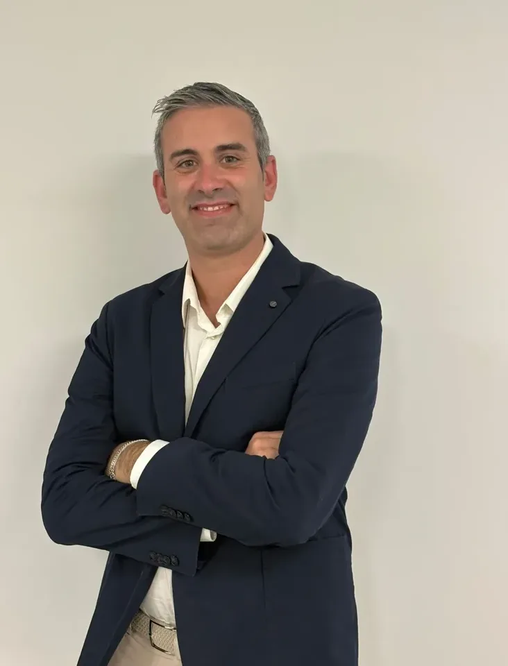 Daniele Zarlenga, Team Commerciale FZ Group, sorridente a braccia conserte